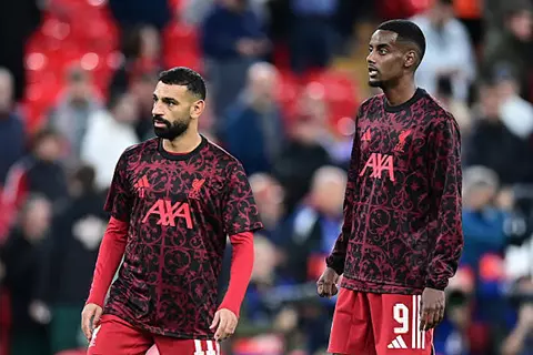 تشكيل ليفربول أمام مانشستر يونايتد.. إيزاك أساسيًا وصلاح يقود الهجوم